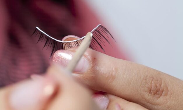 Are false eyelashes safe?