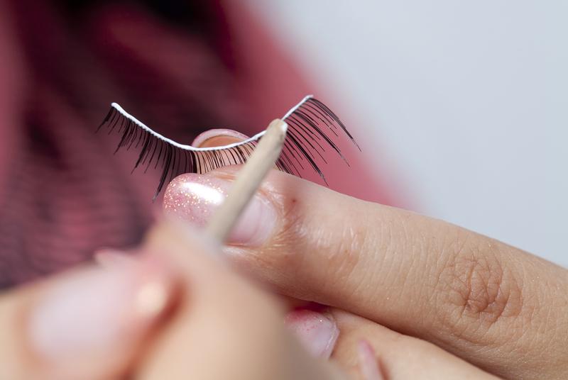 Are false eyelashes safe?